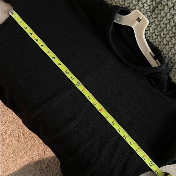 Max Studio Top Women Size M Black Textured Fabric Cropped Scooped Hemline - Picture 9 of 14